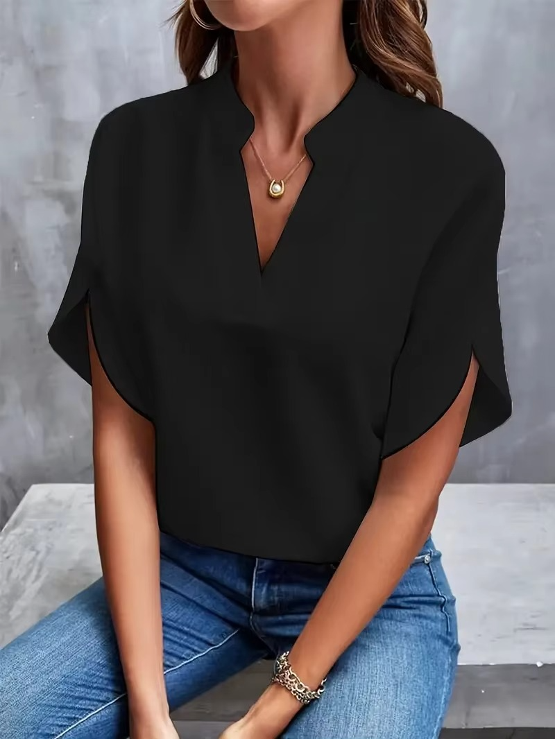 Valorine™ | Malin – V-ringad topp i mjukt tyg och feminin ton