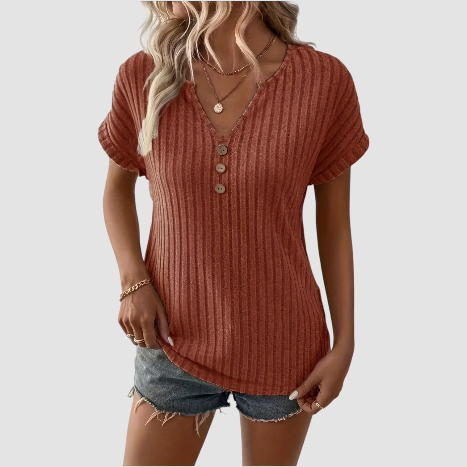 Valorine™ | Svala – Ribbstickad topp med knappar