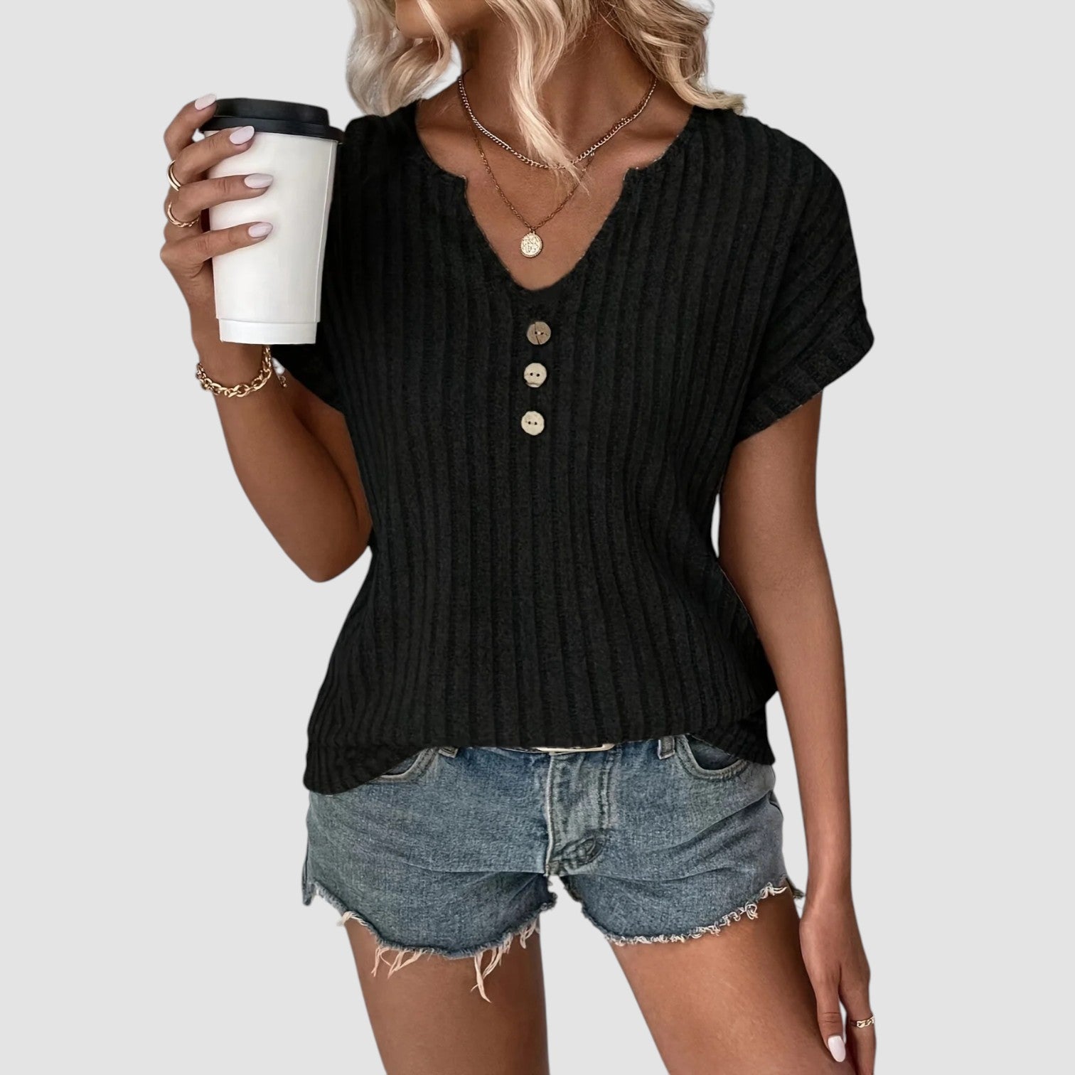 Valorine™ | Svala – Ribbstickad topp med knappar