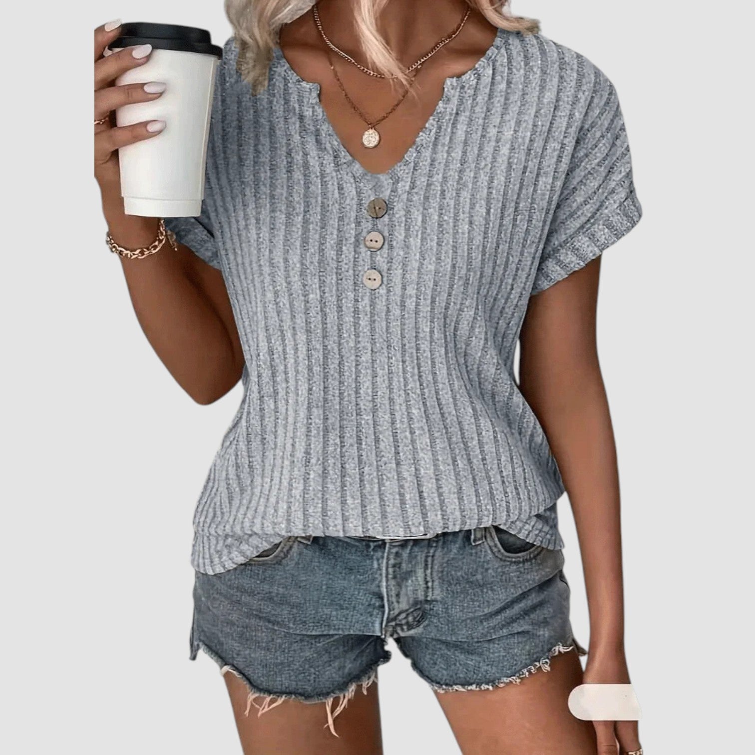 Valorine™ | Svala – Ribbstickad topp med knappar